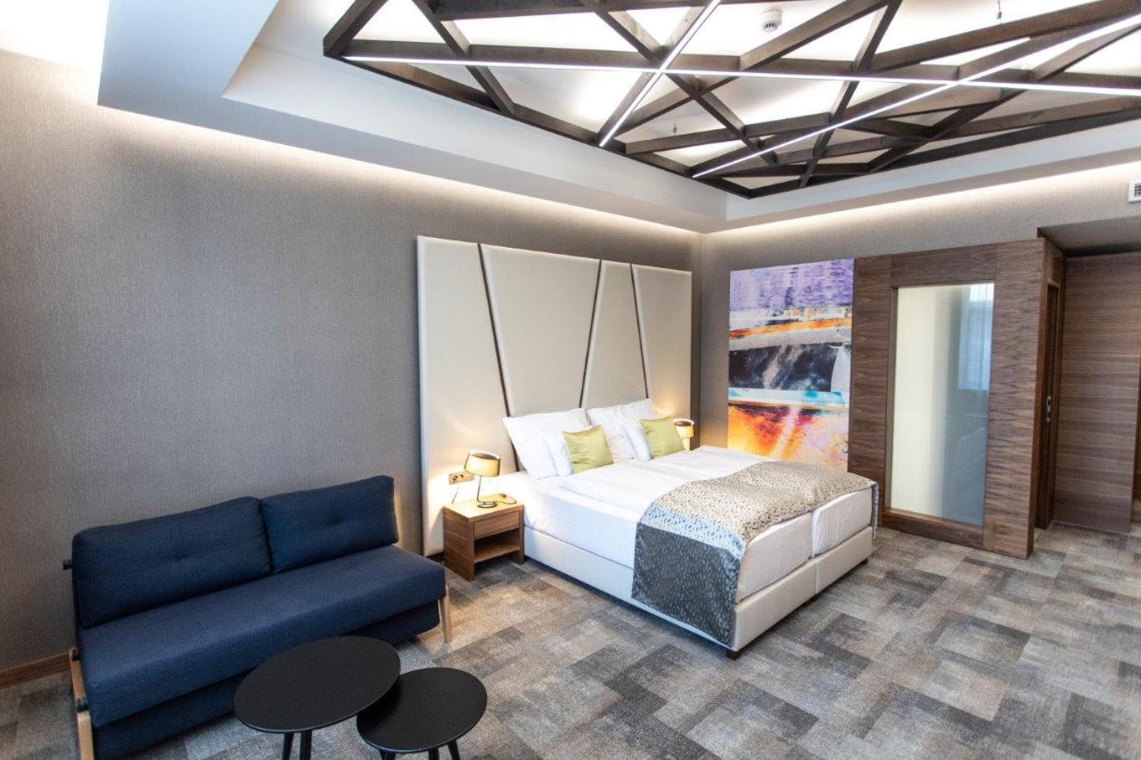 Artis Boutique Hotel Сомбатели Екстериор снимка