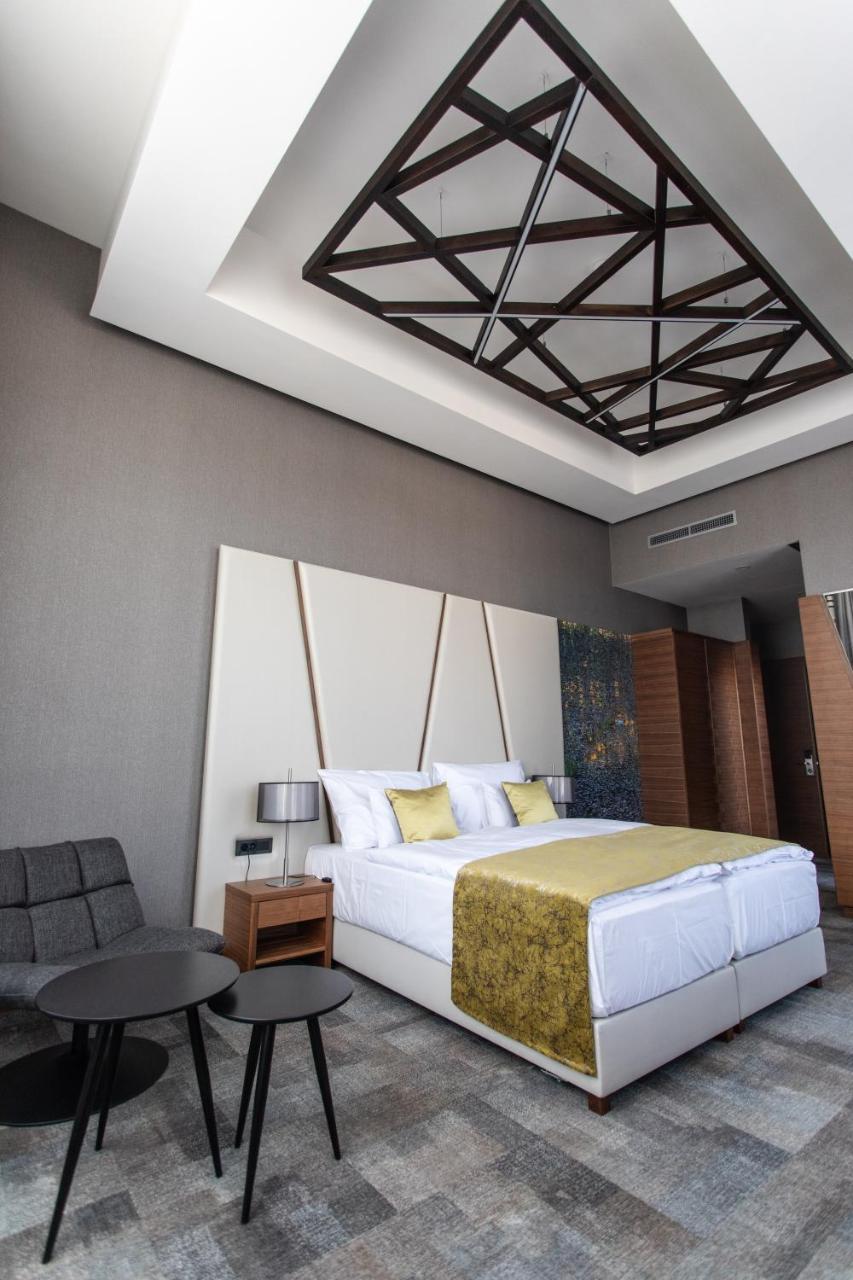 Artis Boutique Hotel Сомбатели Екстериор снимка