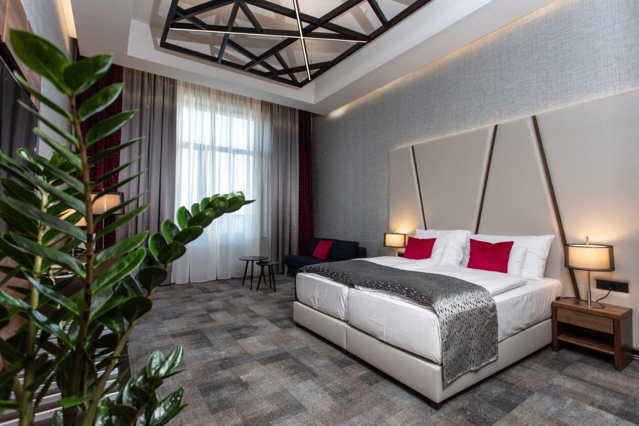 Artis Boutique Hotel Сомбатели Екстериор снимка