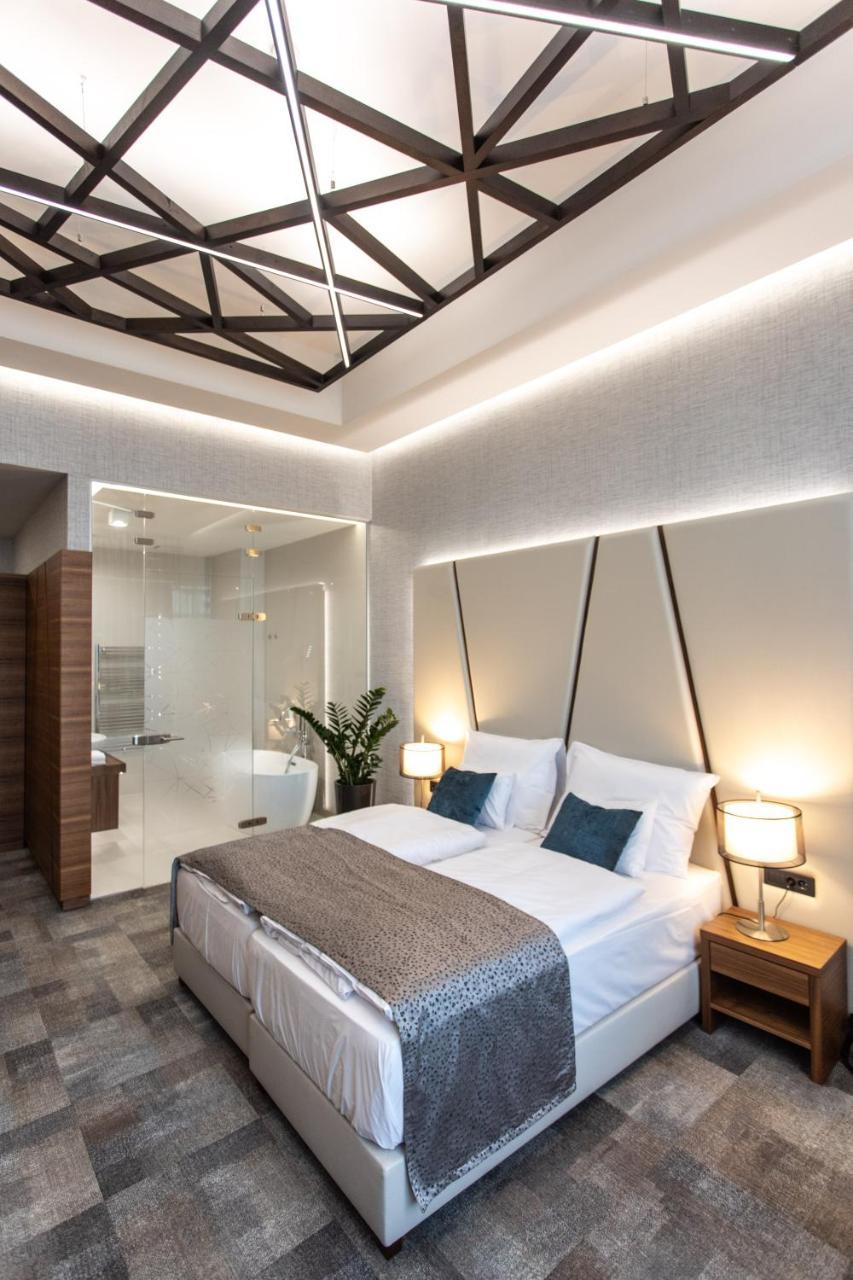Artis Boutique Hotel Сомбатели Екстериор снимка