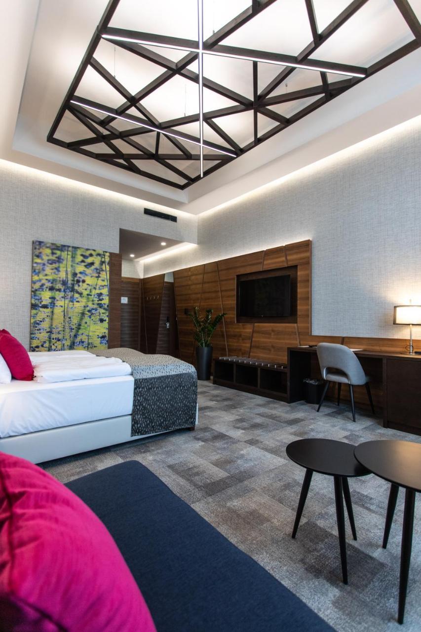Artis Boutique Hotel Сомбатели Екстериор снимка