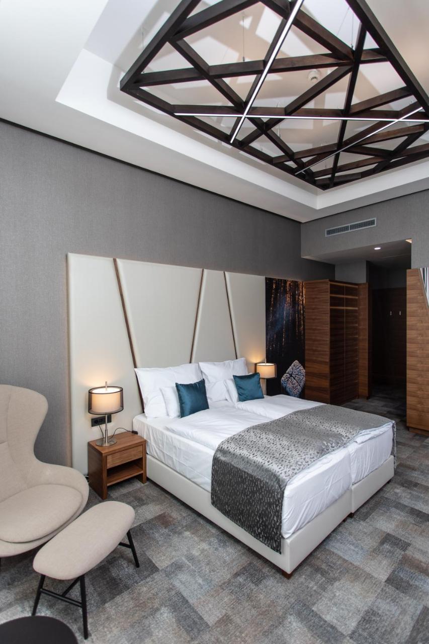 Artis Boutique Hotel Сомбатели Екстериор снимка
