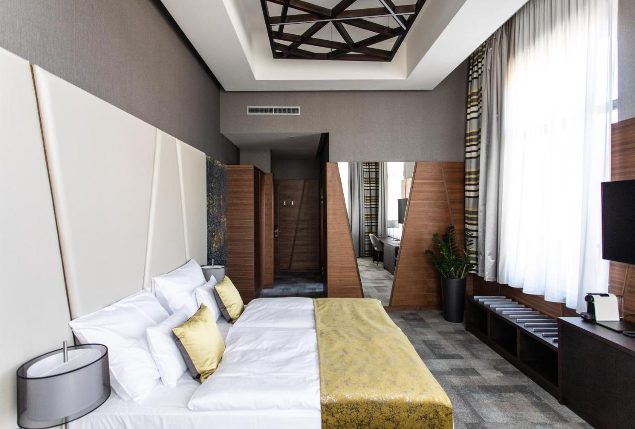 Artis Boutique Hotel Сомбатели Екстериор снимка