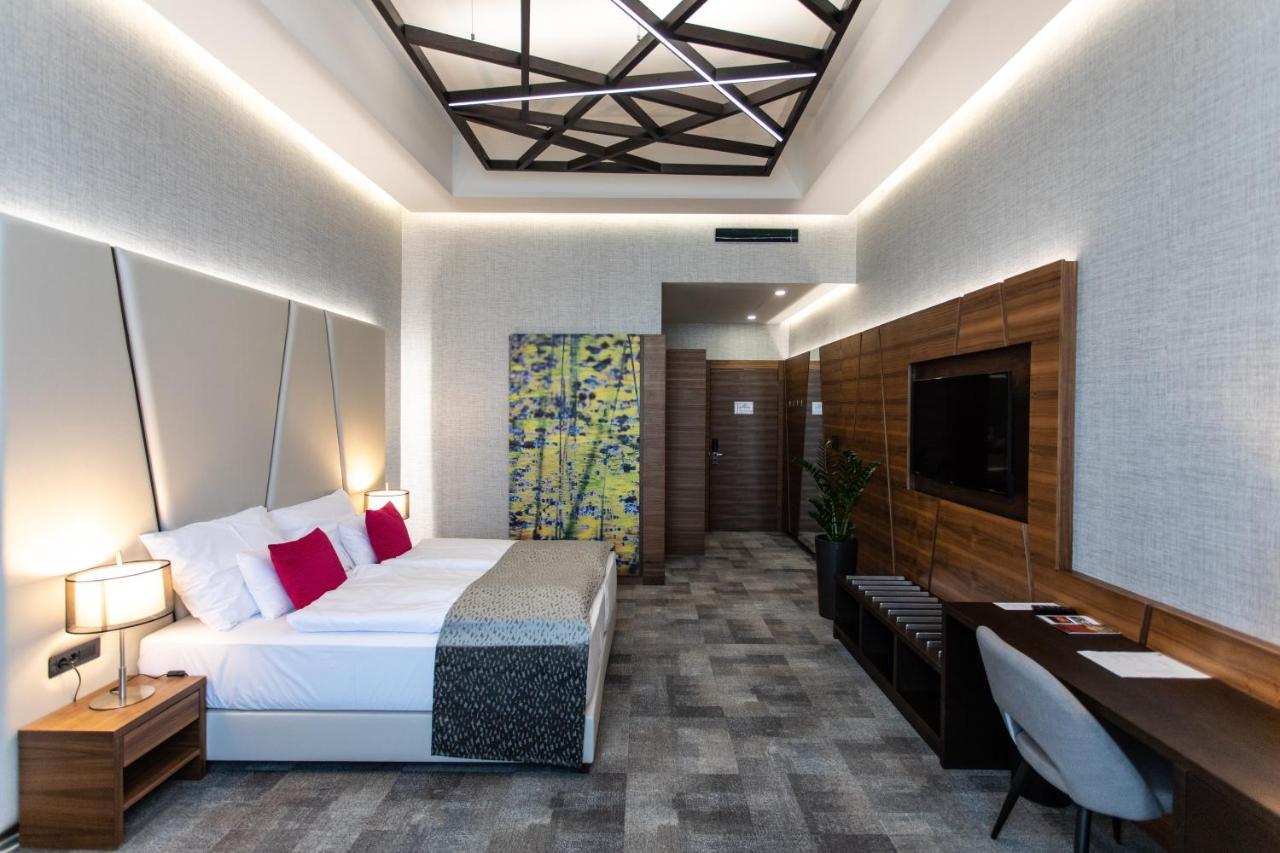 Artis Boutique Hotel Сомбатели Екстериор снимка