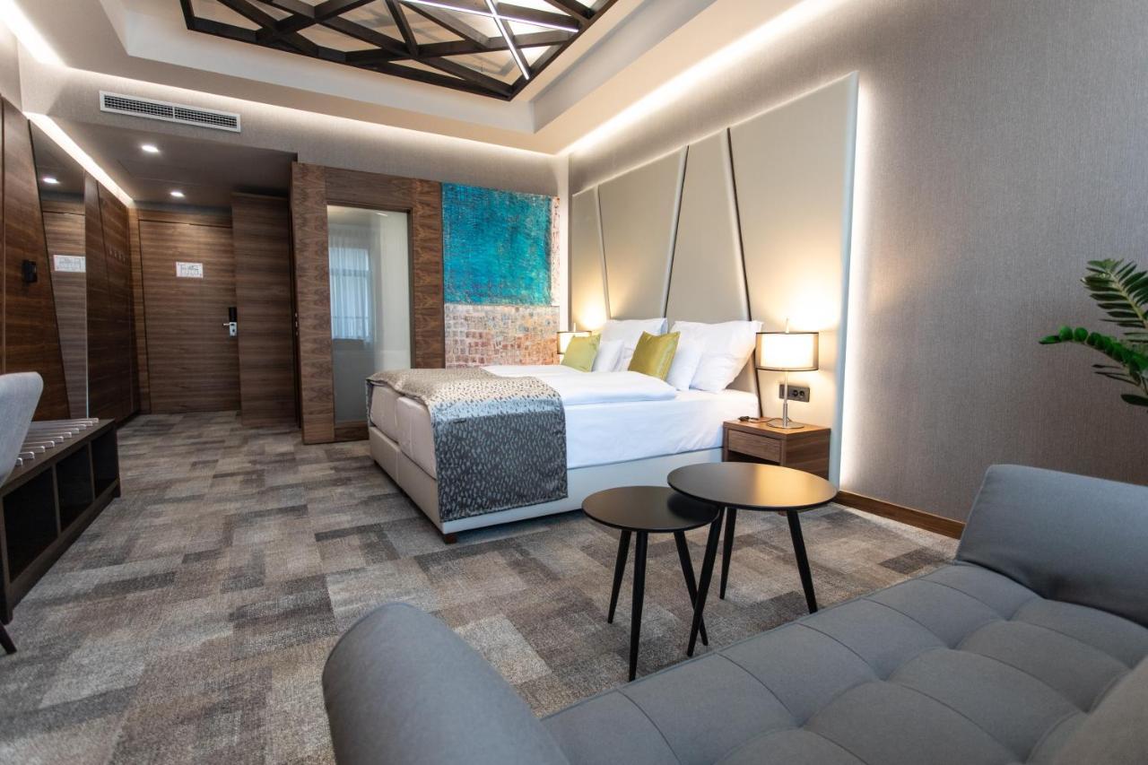 Artis Boutique Hotel Сомбатели Екстериор снимка