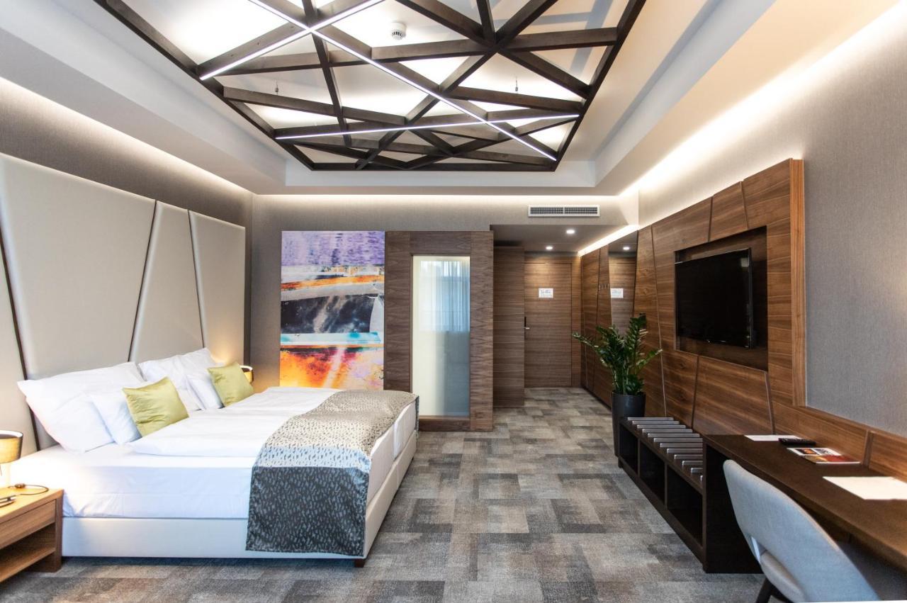 Artis Boutique Hotel Сомбатели Екстериор снимка