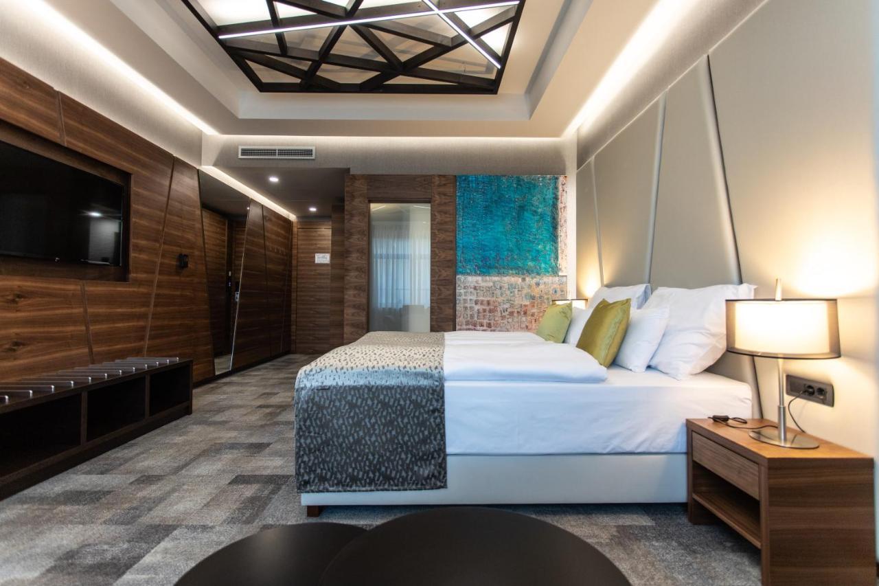 Artis Boutique Hotel Сомбатели Екстериор снимка