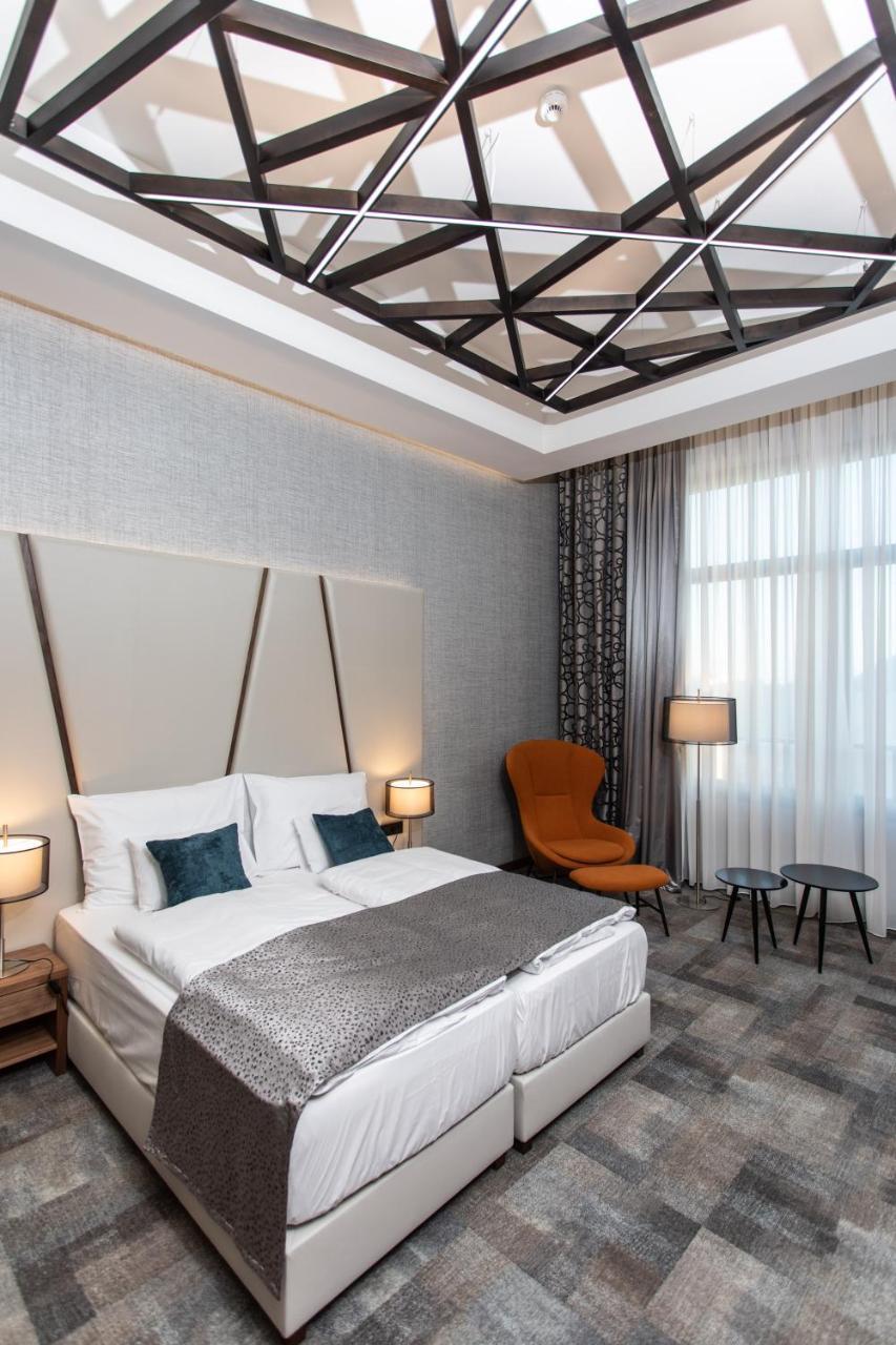 Artis Boutique Hotel Сомбатели Екстериор снимка