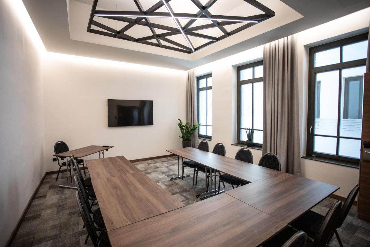 Artis Boutique Hotel Сомбатели Екстериор снимка