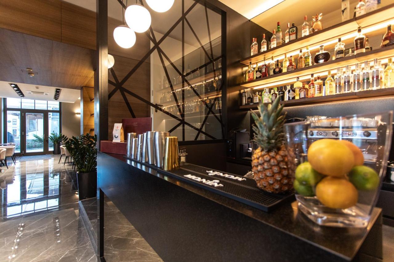 Artis Boutique Hotel Сомбатели Екстериор снимка