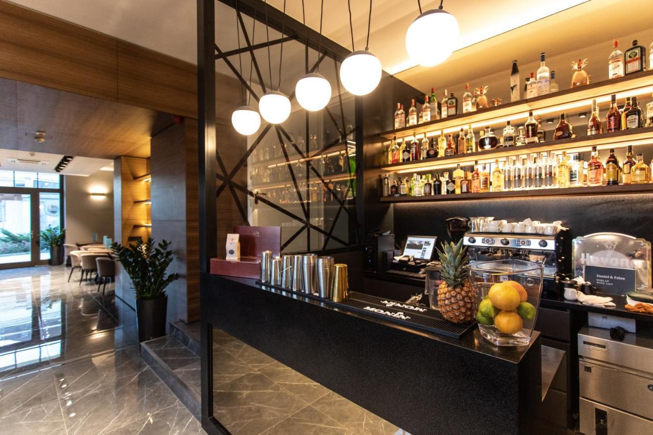 Artis Boutique Hotel Сомбатели Екстериор снимка
