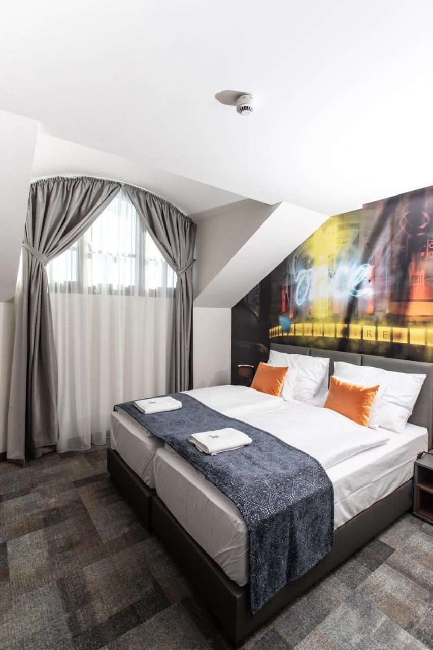Artis Boutique Hotel Сомбатели Екстериор снимка