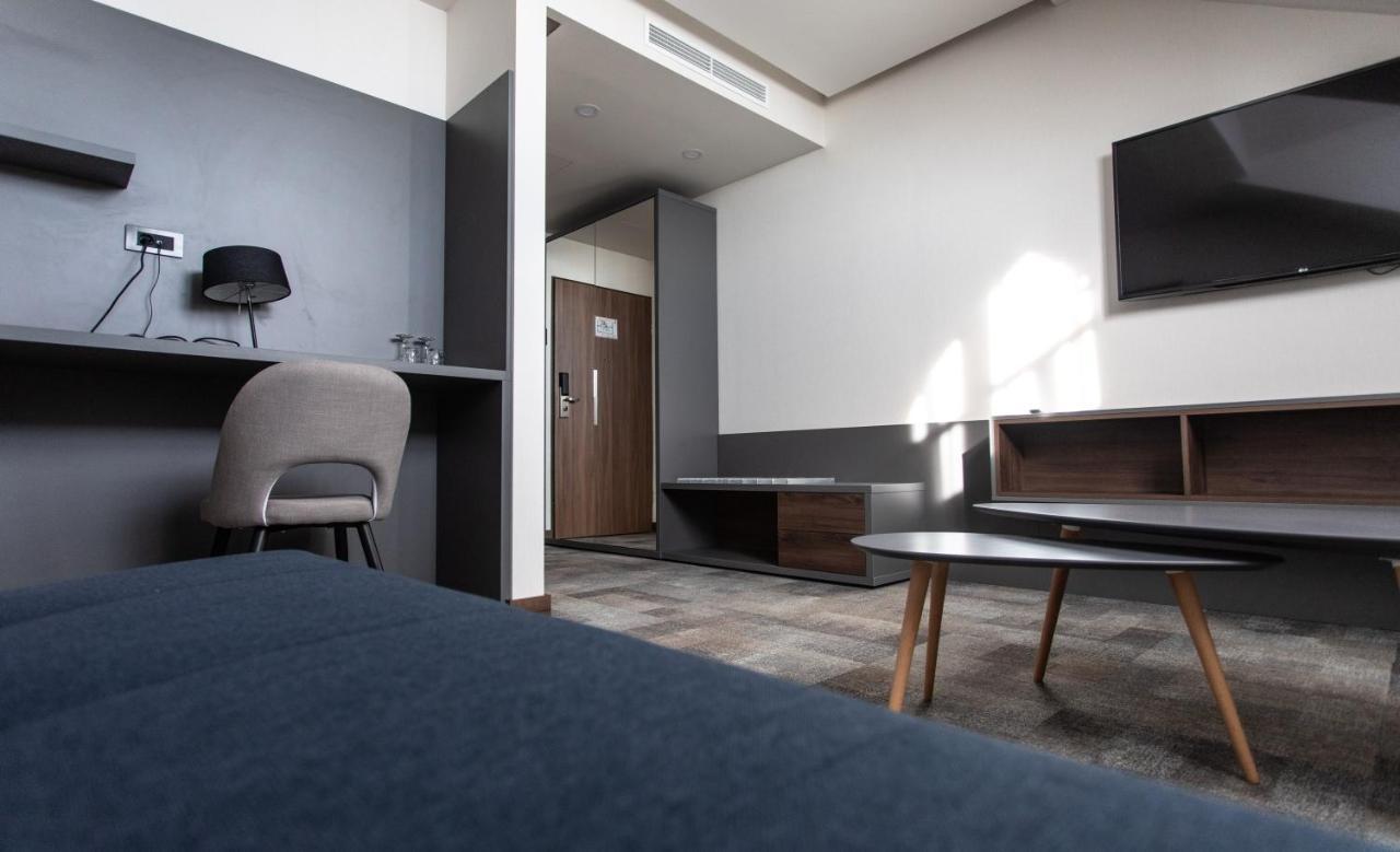 Artis Boutique Hotel Сомбатели Екстериор снимка