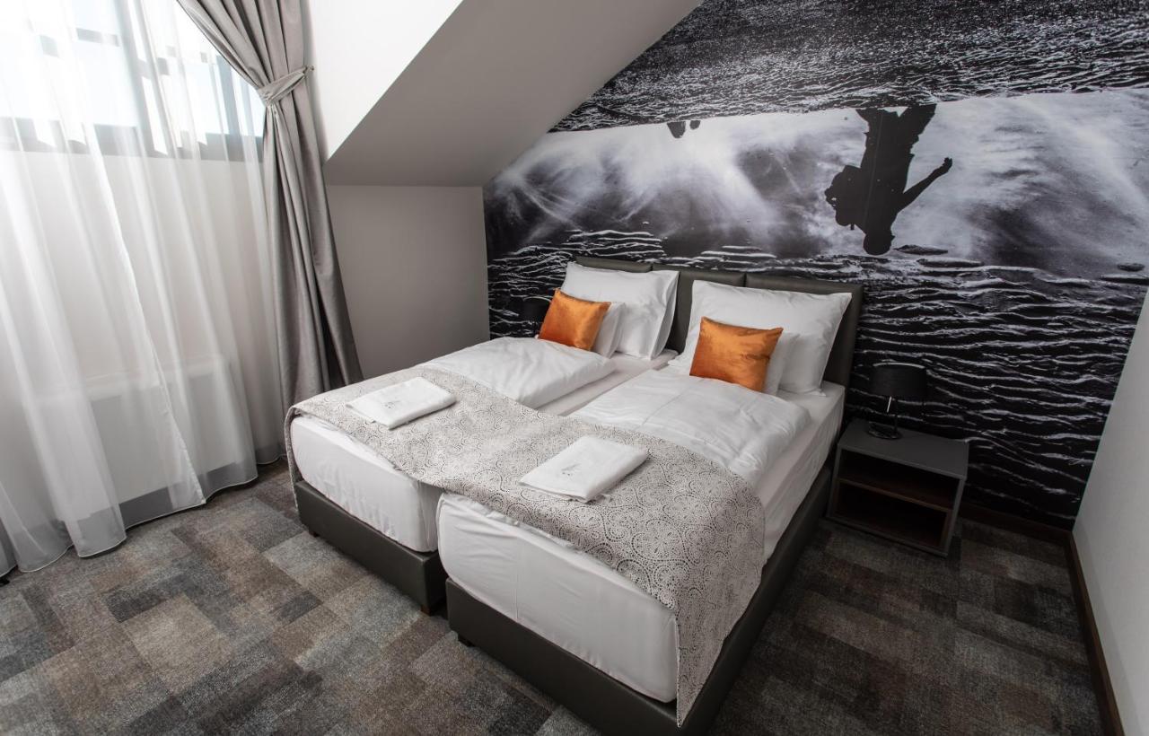 Artis Boutique Hotel Сомбатели Екстериор снимка