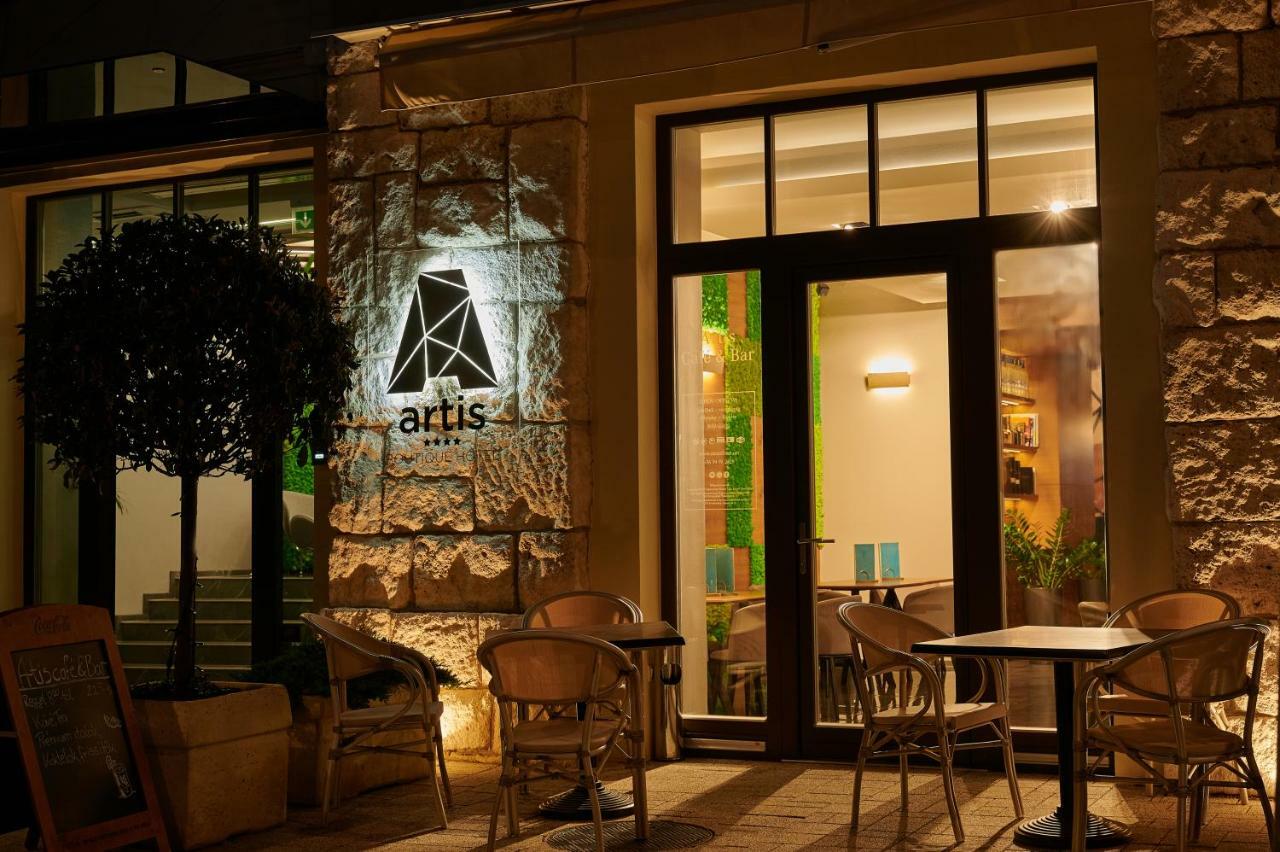 Artis Boutique Hotel Сомбатели Екстериор снимка
