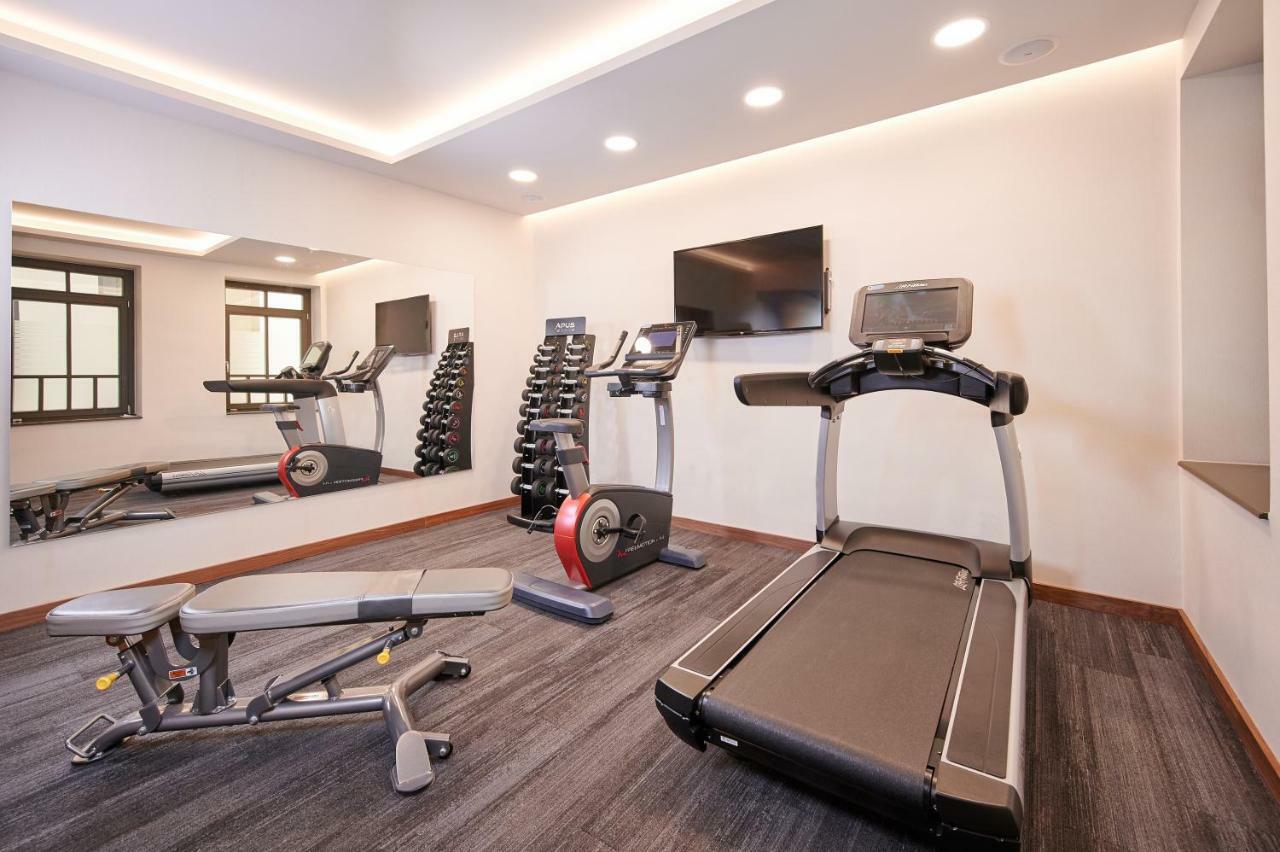 Artis Boutique Hotel Сомбатели Екстериор снимка