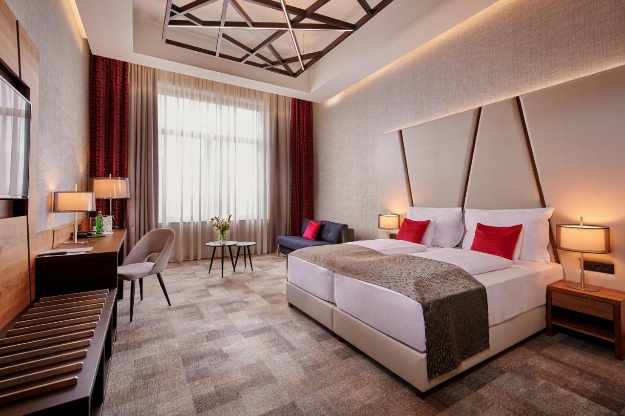 Artis Boutique Hotel Сомбатели Екстериор снимка