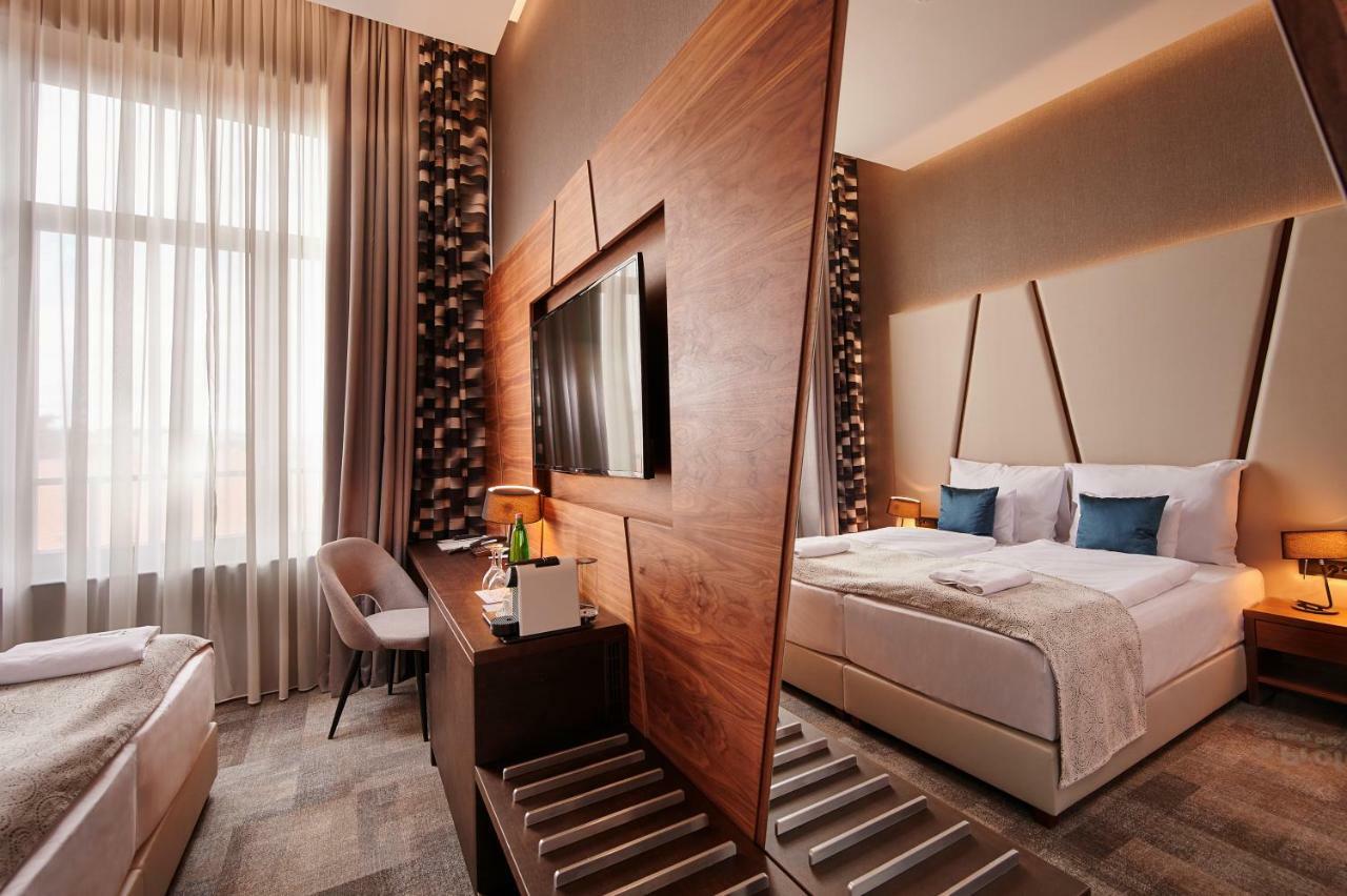 Artis Boutique Hotel Сомбатели Екстериор снимка