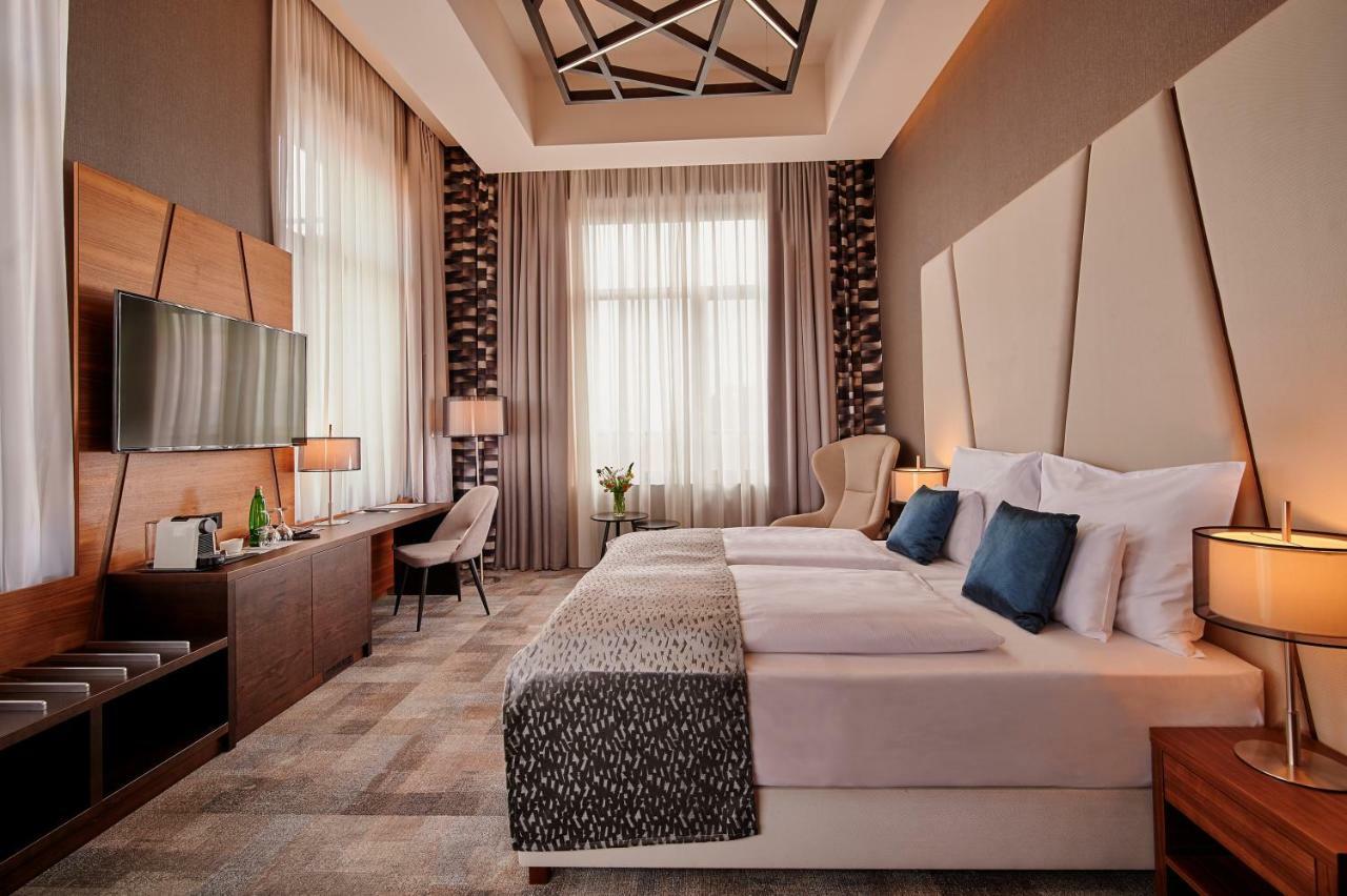 Artis Boutique Hotel Сомбатели Екстериор снимка