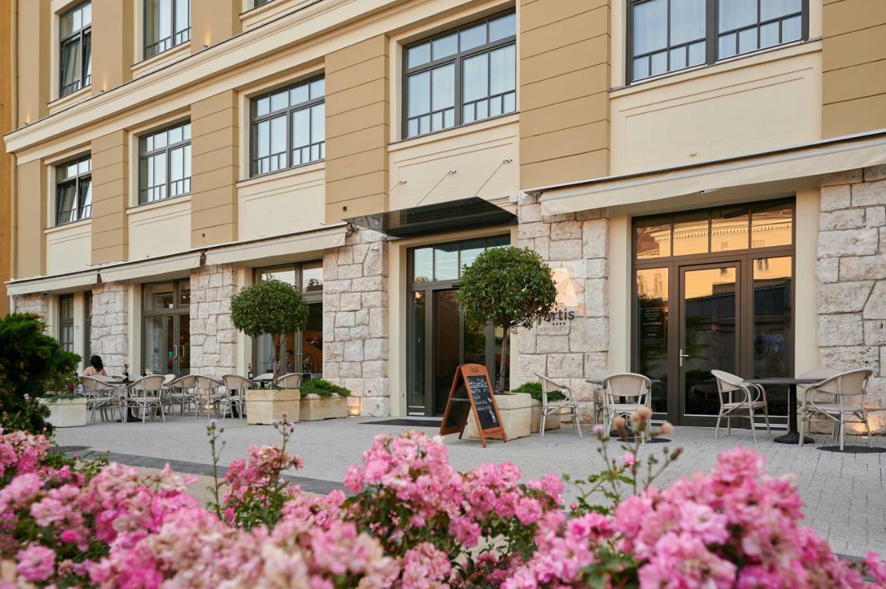 Artis Boutique Hotel Сомбатели Екстериор снимка