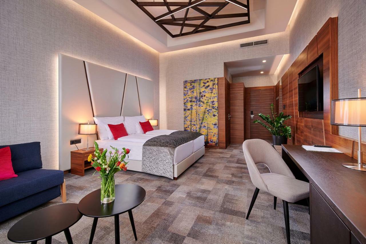 Artis Boutique Hotel Сомбатели Екстериор снимка