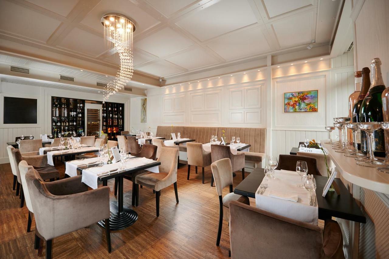 Artis Boutique Hotel Сомбатели Екстериор снимка