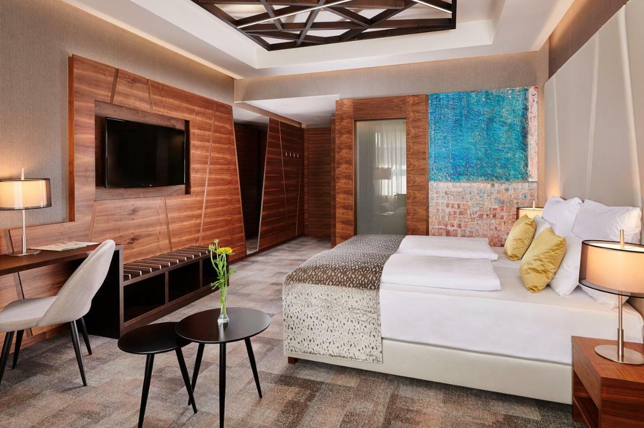 Artis Boutique Hotel Сомбатели Екстериор снимка