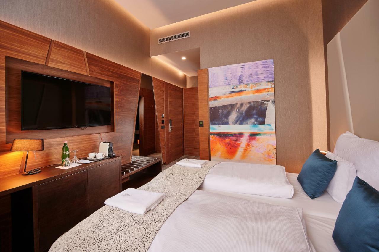 Artis Boutique Hotel Сомбатели Екстериор снимка