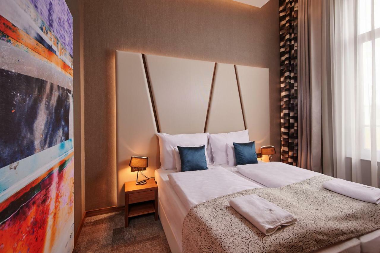 Artis Boutique Hotel Сомбатели Екстериор снимка